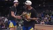 22年库里拿下FMVP,克莱对其大喊:我们要做的就是投进三分,然后拿冠军