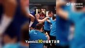 饱含热泪!字母哥第一次为希腊拿下奖牌,赛后更衣室激动落泪!