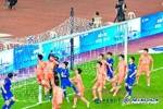 60余名球迷在市体育中心等候,迎接厦门队从闽超首轮凯旋