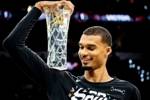 NBA历史首位全票DPOY!文班亚马赛前领取最佳防守球员奖杯🏆