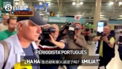 穆帅机场遭记者围堵!冷面回应帅位传闻:“你们等错了”😂