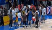 北京男篮双战术板场面引热议:到底是听李楠的还是许利民的?🤔